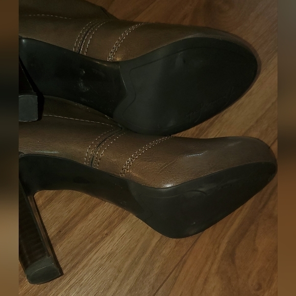 Franco Sarto Size 8, 3 Inch Heeled Ankle Bootie, Tan/ Light Brown - Picture 6 of 7